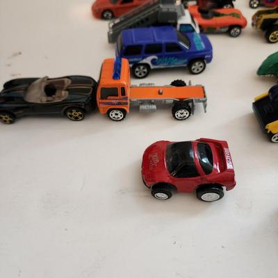 Lot of Hot Wheels and Others Small Toys Vehicles with Hot Wheels Case