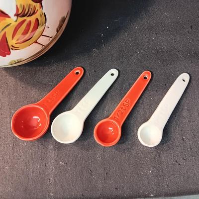 CERAMIC ROOSTER PITCHER, MEASURING SPOONS AND CREAMER