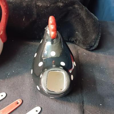 CERAMIC ROOSTER PITCHER, MEASURING SPOONS AND CREAMER