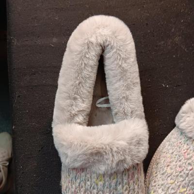 LIKE NEW SKECHERS LADIES SLIPPERS SIZE 7