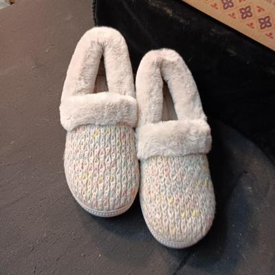 LIKE NEW SKECHERS LADIES SLIPPERS SIZE 7