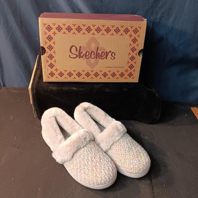 LIKE NEW SKECHERS LADIES SLIPPERS SIZE 7