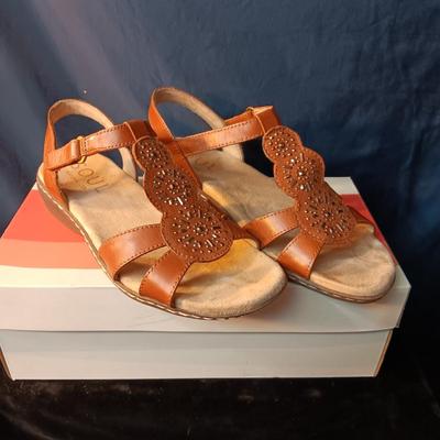 LIKE NEW LADIES LEATHER SOUL NATURALIZER SANDALS SIZE 7