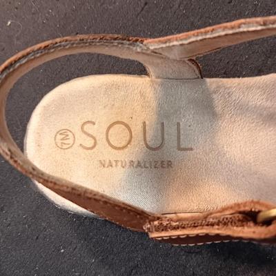 LIKE NEW LADIES LEATHER SOUL NATURALIZER SANDALS SIZE 7