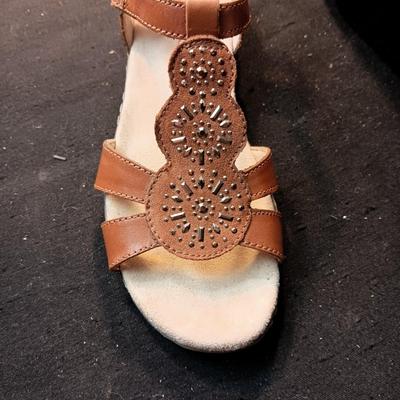 LIKE NEW LADIES LEATHER SOUL NATURALIZER SANDALS SIZE 7