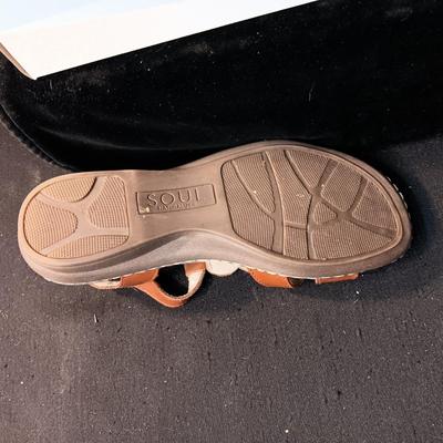 LIKE NEW LADIES LEATHER SOUL NATURALIZER SANDALS SIZE 7