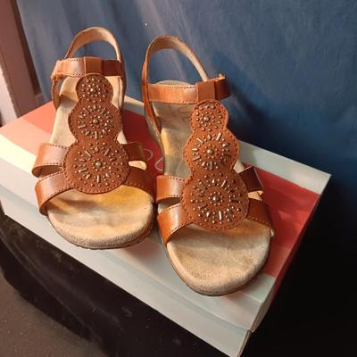 LIKE NEW LADIES LEATHER SOUL NATURALIZER SANDALS SIZE 7