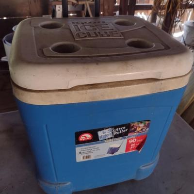 Igloo Ice Cube 90 Can Ultra Roller Cooler