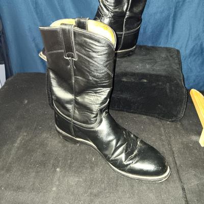 MEN'S JUSTIN LEATHER BOOTS (SIZE 10FF) AND BOOT HORN