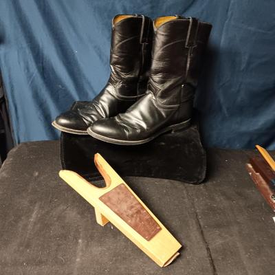 MEN'S JUSTIN LEATHER BOOTS (SIZE 10FF) AND BOOT HORN