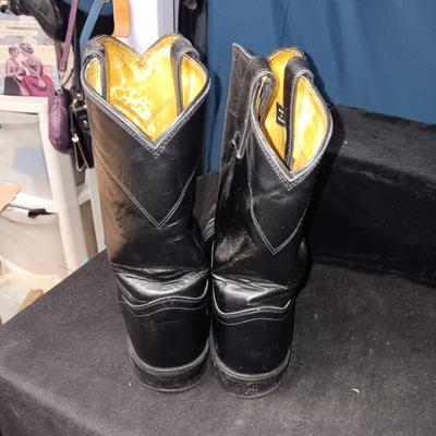 MEN'S JUSTIN LEATHER BOOTS (SIZE 10FF) AND BOOT HORN