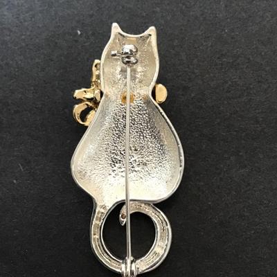 SilverTone Christmas cat lapel