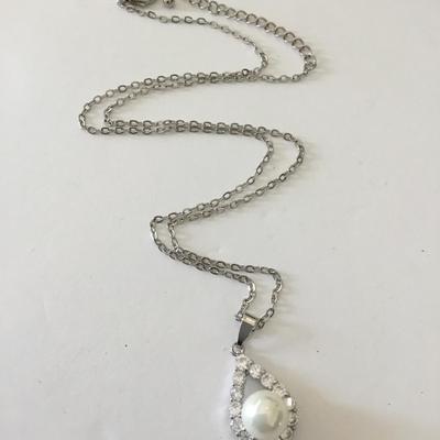 Beautiful Silver-tone crystal rhinestone, faux pearl necklace