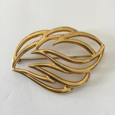 Vintage Monet Gold tone, leaf brooch, signed