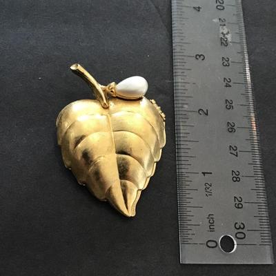 Sale Photo Thumbnail #134: Vintage goldtone, Avon lapel pin brooch. Please see attached photos.