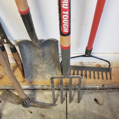 Truper Yard Tools, Pots, Bird Feeder and Wind Chime