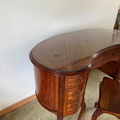 Walnut Kidney Desk c.1950 Inlay French Leg