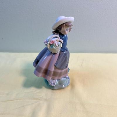 LLADRO 5221 Girl with Flower Basket 