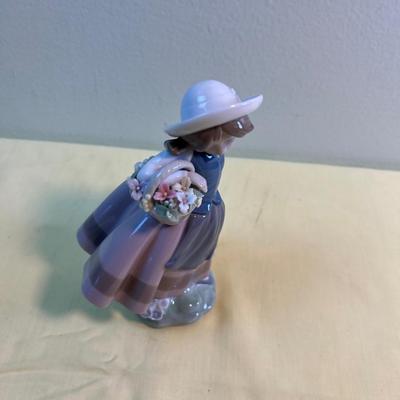LLADRO 5221 Girl with Flower Basket 