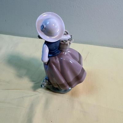 LLADRO 5221 Girl with Flower Basket 