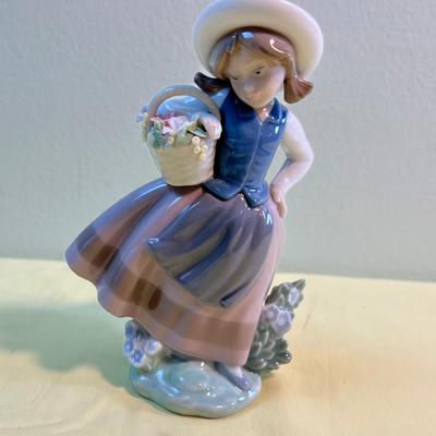 LLADRO 5221 Girl with Flower Basket 
