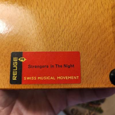 Gobel Hummel Collection Birds , Music Box,