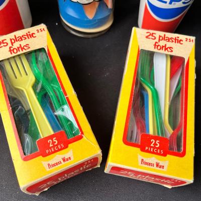 Lot 99 Vintage Plastic ware Pic Nic items