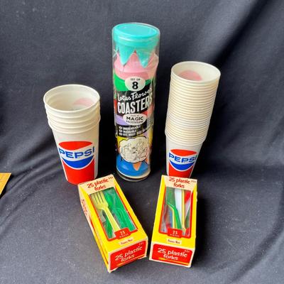 Lot 99 Vintage Plastic ware Pic Nic items