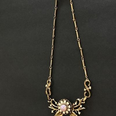 Beautiful Vintage Necklace Glass Stone