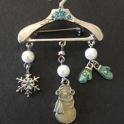 Cute silver tone Christmas pin/brooch