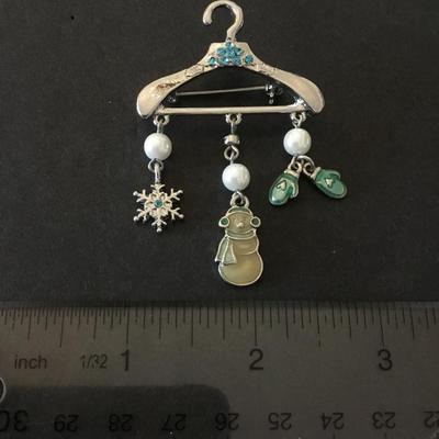Cute silver tone Christmas pin/brooch
