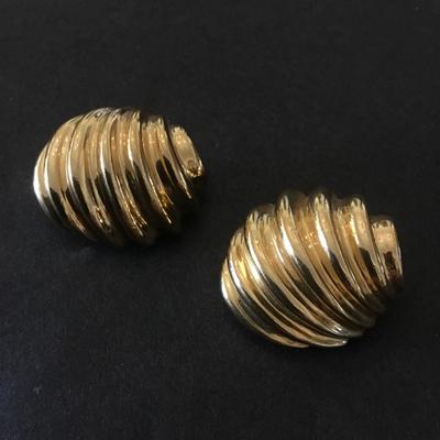 Vintage Ciner gold tone shell clip on earrings very nice