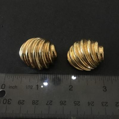 Vintage Ciner gold tone shell clip on earrings very nice