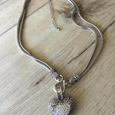 Beautiful very nice Lia Sophia heart cable wire chain necklace