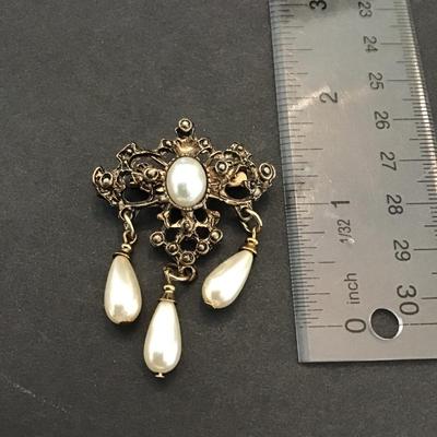 Very nice gold tone with pearls drops brooch
