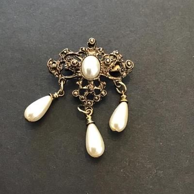 Very nice gold tone with pearls drops brooch