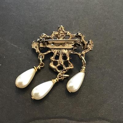 Very nice gold tone with pearls drops brooch