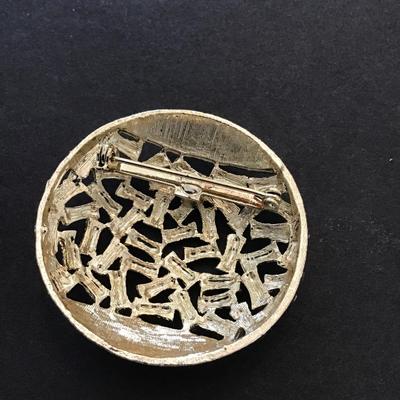 Beautiful gold tone, Christmas brooch
