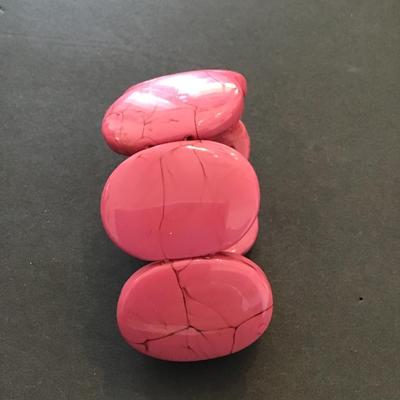 Beautiful, pink faux plastic stretchy bracelet