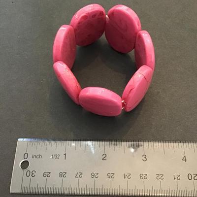 Beautiful, pink faux plastic stretchy bracelet