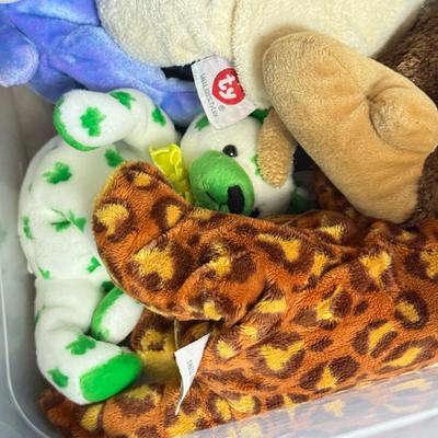 LOT 136B: Bin of Ty Beanie Babies, Big Beanies & Platinum Membership Lunch Box