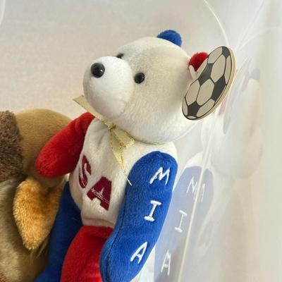 LOT 136B: Bin of Ty Beanie Babies, Big Beanies & Platinum Membership Lunch Box