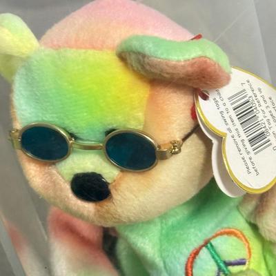 LOT 136B: Bin of Ty Beanie Babies, Big Beanies & Platinum Membership Lunch Box