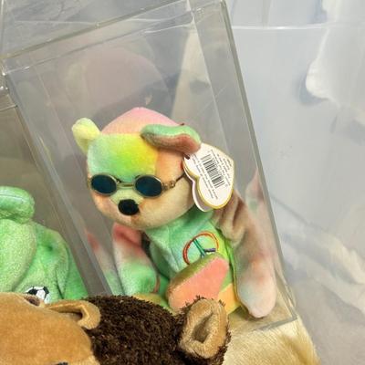 LOT 136B: Bin of Ty Beanie Babies, Big Beanies & Platinum Membership Lunch Box