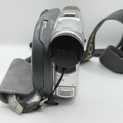 LOT 140G: Sony DVD HandyCam & Samsung Digital Camera SL605