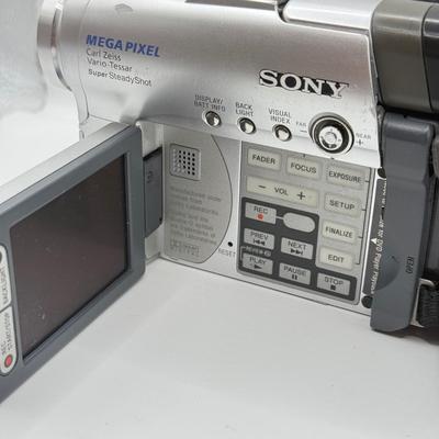 LOT 140G: Sony DVD HandyCam & Samsung Digital Camera SL605