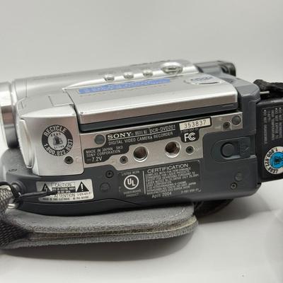LOT 140G: Sony DVD HandyCam & Samsung Digital Camera SL605