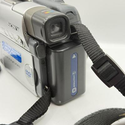 LOT 140G: Sony DVD HandyCam & Samsung Digital Camera SL605