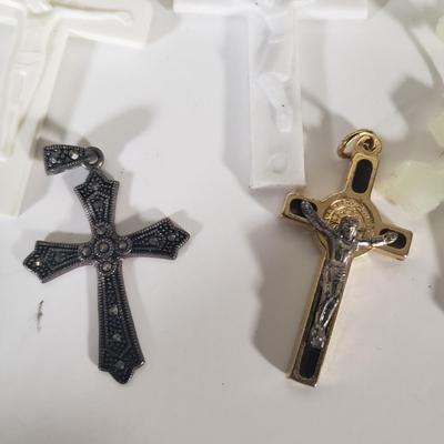 LOT 142B: Religious Items; Art, Trinkets & Assortment of Rosaries & Crosses