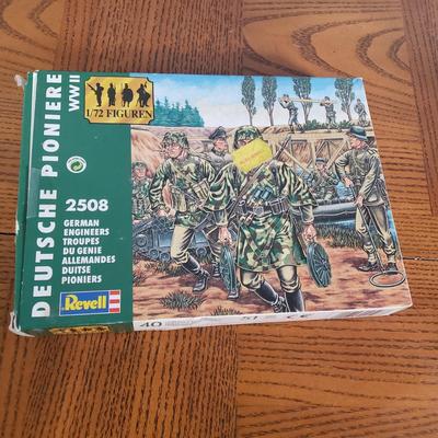 LOT 145B: Model Airplane & Tank Kits, Diecast Military Aircraft Toys & More
